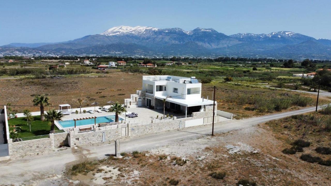 Villa Pnoe Seaside 칼라마키 외부 사진