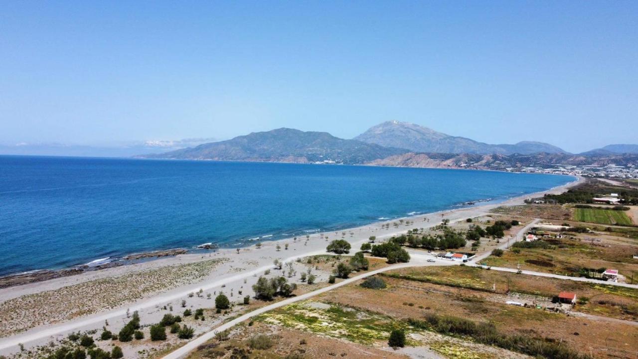 Villa Pnoe Seaside 칼라마키 외부 사진